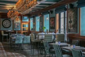 圣彼得港Best Western Moores Central Hotel的一间带桌椅和时钟的用餐室