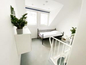 een witte kamer met een bed en een trap bij 1-4 Pers. Moderne 2-Etagen-Wohnung - nur 0,3 km vom Zentrum in Remscheid