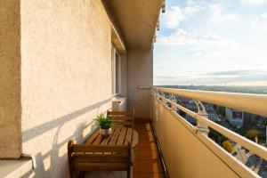 balcone con 2 sedie in legno e finestra di Kairos Apartments - Central - parking, ścisłe centrum, 20 piętro, klimatyzacja a Katowice Altre 34 foto