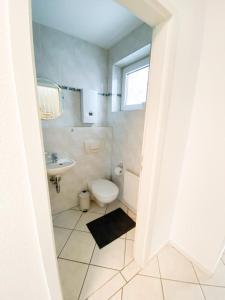 een badkamer met een toilet en een wastafel bij 1-4 Pers. Moderne 2-Etagen-Wohnung - nur 0,3 km vom Zentrum in Remscheid
