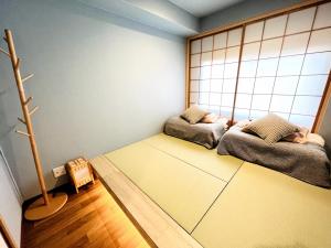 鶴橋駅 新和風3部屋 2階貸切 浴室素敵 天然温泉徒歩4分 クイーンサイズベットあり ゆったり寝れる tesisinde bir odada yatak veya yataklar