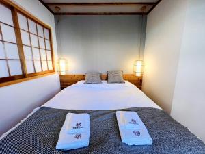 鶴橋駅 新和風3部屋 2階貸切 浴室素敵 天然温泉徒歩4分 クイーンサイズベットあり ゆったり寝れる tesisinde bir odada yatak veya yataklar
