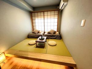 鶴橋駅 新和風3部屋 2階貸切 浴室素敵 天然温泉徒歩4分 クイーンサイズベットあり ゆったり寝れる tesisinde bir oturma alanı
