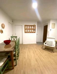 een woonkamer met een tafel en een stoel bij Apartamento Triana in Sevilla
