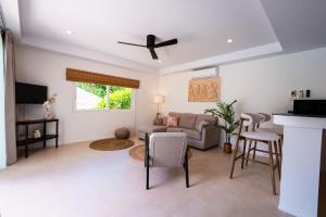een woonkamer met een bank en een tafel bij New Seahorse Residence in Nathon Bay