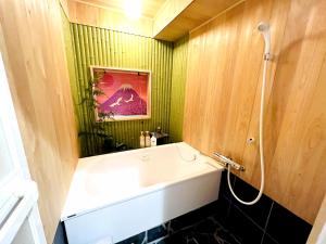 Baðherbergi á 鶴橋駅 新和風3部屋 2階貸切 浴室素敵 天然温泉徒歩4分 クイーンサイズベットあり ゆったり寝れる +26 myndir