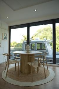 a table and two chairs in a room with a window at 80qm privates Hausboot in Hamburg-Mitte in Hamburg