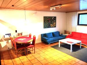 - un salon avec un canapé et une table dans l'établissement Ferienwohnung Jette, à Oestrich-Winkel