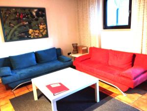 - un salon avec deux canapés et une table dans l'établissement Ferienwohnung Jette, à Oestrich-Winkel