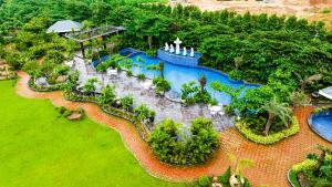 een luchtzicht op een zwembad in een resort bij Mayfair Oasis Resort & Convention in Jhārsuguda