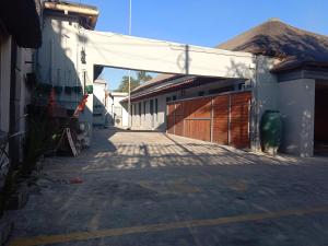 eine Gasse zwischen zwei Gebäuden mit einer Garage in der Unterkunft Executive Guest House Randfontein in Randfontein