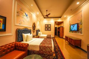 een hotelkamer met een bed en een bank bij Mayfair Oasis Resort & Convention in Jhārsuguda