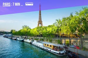 einem Fluss mit Booten und dem Eiffelturm in der Unterkunft L'Exotique - T2 Proche Paris & Bois de Vincennes in Saint-Mandé
