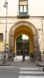 uma entrada para um edifício com uma porta amarela em Palazzo Martinelli em Sorrento