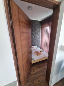 Łóżko lub łóżka w pokoju w obiekcie Apartman Ruzmići Divčibare