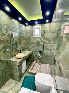 Koupelna v ubytování LUXURY STUDIO 2 FIRSTLINE SEA BY MAKHOME