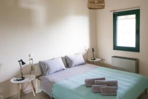 A bed or beds in a room at Skiathos Zeus apartment