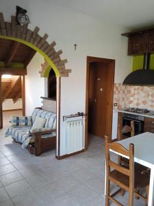 cocina y sala de estar con arco en Da Vale e Teo, en Legnano