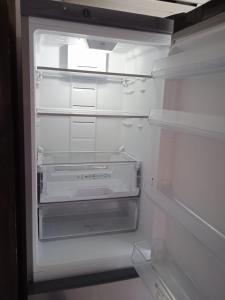 - un réfrigérateur vide avec une porte ouverte dans l'établissement Da Vale e Teo, à Legnano