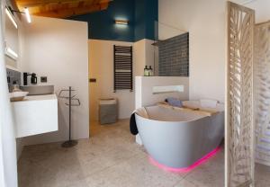Łazienka w obiekcie Hotel Poeta Jorge Manrique