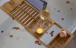 塞古拉德拉謝拉的住宿－Hotel Poeta Jorge Manrique，一张木桌,上面放着一杯葡萄酒和蜡烛