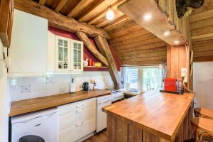 cocina con armarios blancos y encimera de madera en Prachtig vrijstaand familiehuis op groot perceel, en Scherpenzeel