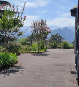 a parking lot with trees and mountains in the background at Bel appartement indépendant et lumineux in Bartrés