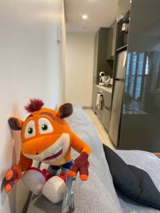 een knuffeldier zit op een ziekenhuisbed bij MEL 1BED Entire Apt next 2 Crown For 3PP in Melbourne