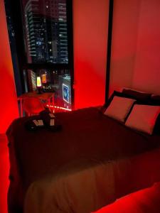 een rode slaapkamer met een bed en een raam bij MEL 1BED Entire Apt next 2 Crown For 3PP in Melbourne
