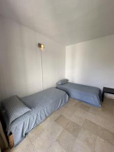 Tempat tidur dalam kamar di Blue Beach Hostel