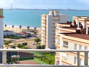 Blick auf den Strand vom Balkon eines Gebäudes in der Unterkunft Frente al mar, preciosas vistas, piscinas , valdelagrana in El Puerto de Santa María