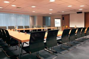 a conference room with a long table and chairs at Sheraton Paris Charles de Gaulle Airport Hotel in Roissy-en-France