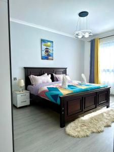 Letto o letti in una camera di New 2 & 3 bedroom Apartment in Kilimani Nairobi with rooftop pool