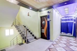 Hotel Satyam Shivam Sundaram في Chopan: ممر به درج وباب له ستارة زرقاء