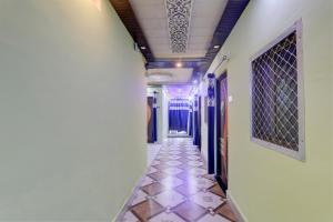 Hotel Satyam Shivam Sundaram في Chopan: ممر به أرضيات من البلاط وسقف