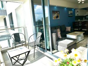 un soggiorno con divano e sedie di New 2 & 3 bedroom Apartment in Kilimani Nairobi with rooftop pool a Nairobi