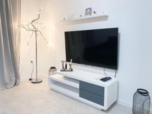 uma sala de estar com uma grande televisão de ecrã plano em 1-3 Pers. 0,9 km zum Zentrum - moderne Wohnung in Remscheid em Remscheid