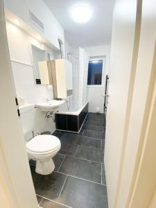 uma casa de banho com um WC e um lavatório em 1-3 Pers. 0,9 km zum Zentrum - moderne Wohnung in Remscheid em Remscheid