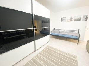 Zimmer mit 2 Betten und einem Spiegel in der Unterkunft 1-3 Pers. 0,9 km zum Zentrum - moderne Wohnung in Remscheid in Remscheid