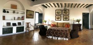 ein Wohnzimmer mit einem Sofa und einem Tisch in der Unterkunft La Capellania de Alvear in Montilla