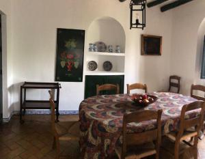 蒙蒂利亞的住宿－La Capellania de Alvear，一间带桌子和椅子的用餐室