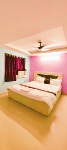 Uma cama ou camas num quarto em Goroomgo Chandrabindu Near Sea Beach Puri