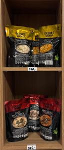 une étagère remplie de différents types de denrées alimentaires dans l'établissement Apartmán U Setra, à Pec pod Sněžkou