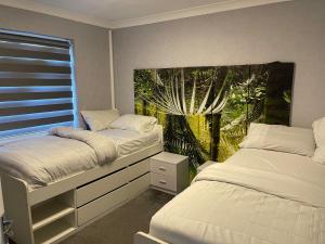 Ένα ή περισσότερα κρεβάτια σε δωμάτιο στο UPPAMOST LUXURY HOME LONDOn