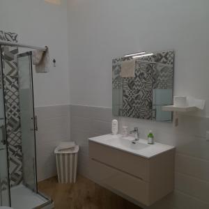 y baño con lavabo y ducha. en Simarty Home en Marsala