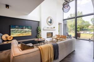 TV a/nebo společenská místnost v ubytování Glass House