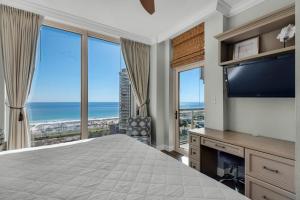 1 dormitorio con cama grande y ventana grande en Portofino Island Resort 4-1305, en Pensacola Beach