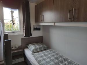 Postel nebo postele na pokoji v ubytování GEZELLIGE ZEEMEEUW Bed by the Sea