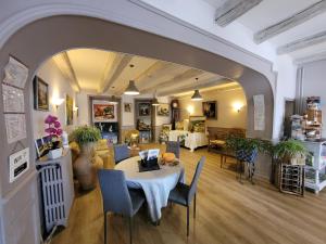 - une salle à manger avec une table et des chaises dans l'établissement Hotel Fouillade, à Argentat