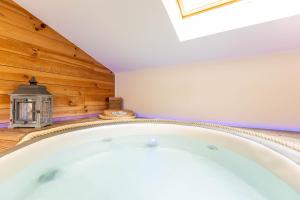 Fotografie z fotogalerie ubytování Le Lov't - Suite avec jacuzzi v destinaci Spontin